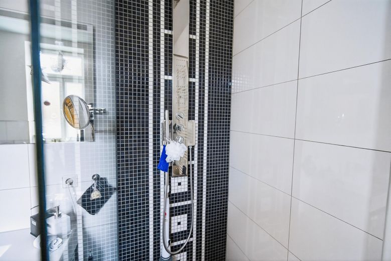 Stilvoll wohnen in der Esslinger Altstadt - 4,0 Zimmer Wohnung (provisionsfrei & leerstehend) – Details Dusche