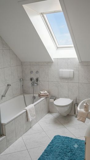 شقة علوية مشرقة من غرفتين في ميونخ-تروديرينغ – Badezimmer Badewanne u. WC
