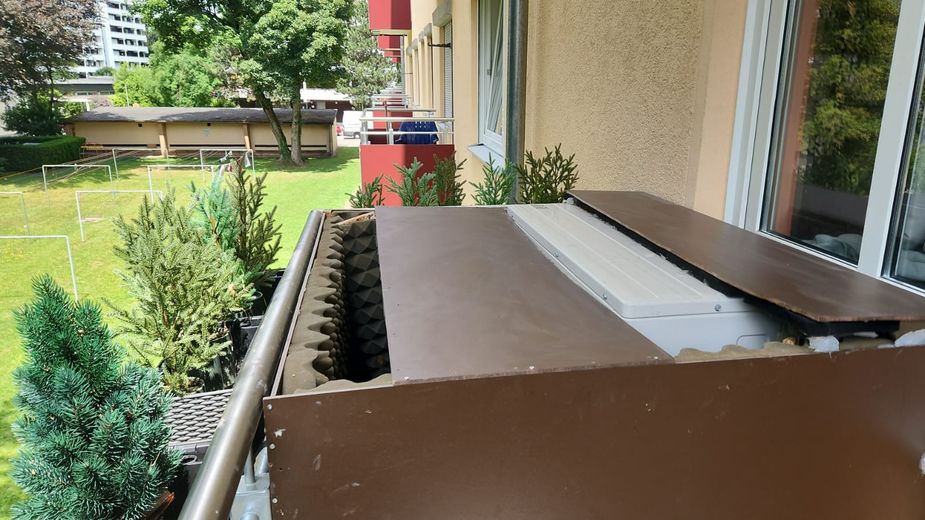 Möblierte Wohlfühloase in Augsburg-Göggingen – Perfekt als Ferienwohnung – Balkon bei dem Wohnzimmer