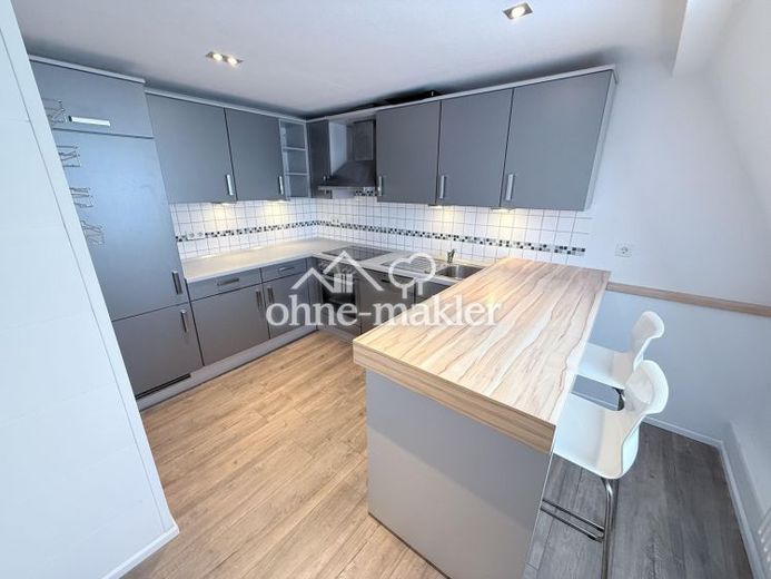 Élégance moderne : appartement mansardé modernisé avec style dans le meilleur emplacement – Foto 1