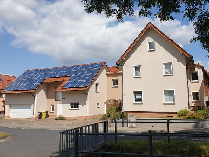 Detached house with development potential (no broker) – Vorderansicht vom Dorfbach aus