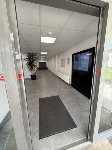 Bureau lumineux et accueillant d’env. 22 m² de surface utile, disponible immédiatement – Eingangsbereich