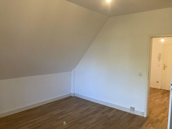 Schöne 1-Zimmer Dachgeschosswohnung in denkmalgeschützter Villa in zentraler Lage von Radebeul – Foto 9