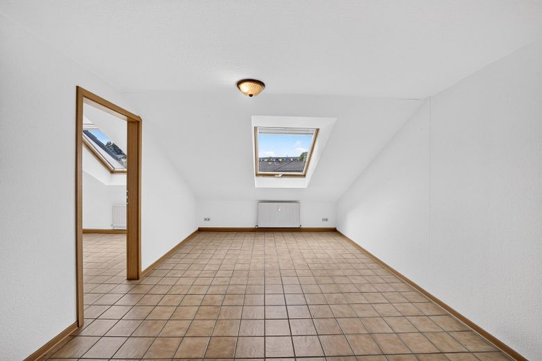 Großzügiges Wohnen mit schönem Garten – Einfamilienhaus mit Einliegerwohnung – Dachgeschoss- Esszimmer