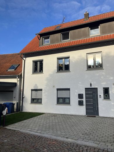 Zweitbezug nach Kernsanierung. Moderne & zentral gelegene 6-Zimmer Wohnung mit EBK – Hausansicht