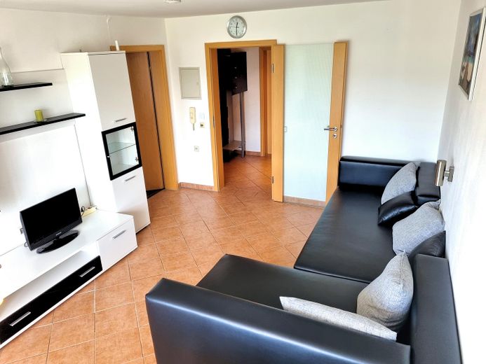Hohe Mietrendite oder sofort selber einziehen! Exklusive sonnige 2-Zi-Wohnung mit Balkon in Weiler – Wohnzimmer