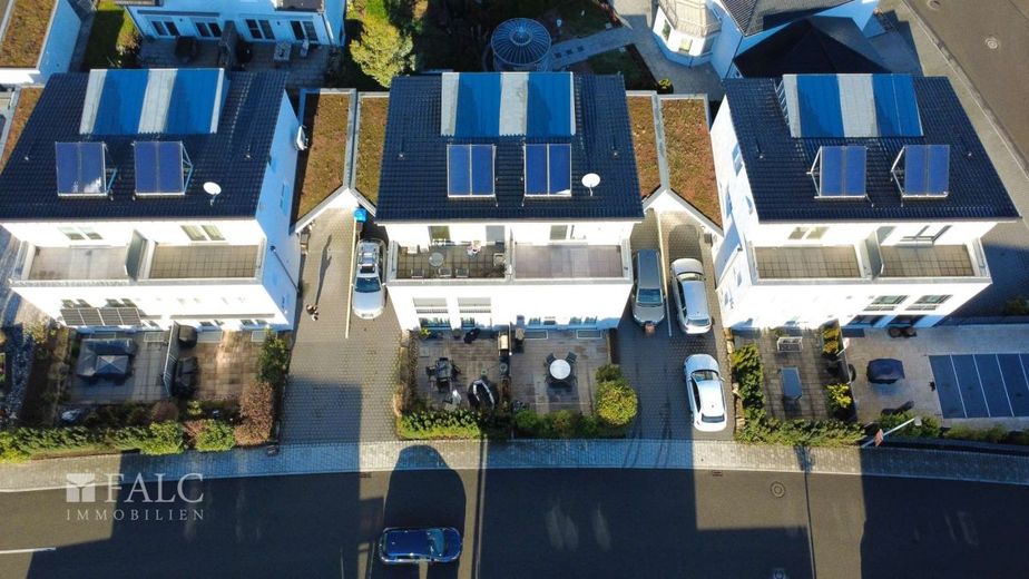 Doppelhaushälfte mit herrlicher Terrasse und A+ - FALC Immobilien – Aus der Vogelperspektive