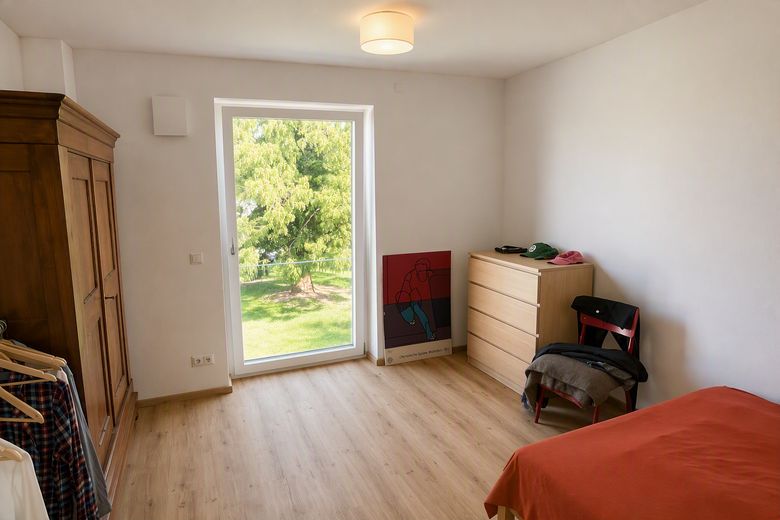 Luminoso appartamento moderno di 2,5 locali con balcone e finiture di pregio – Schlafzimmer
