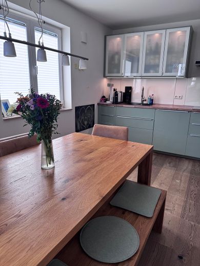 Einzigartige Gartenwohnung in München – Küche - Tisch 1