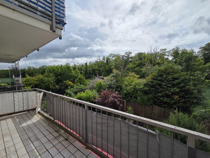 Helle und gepflegte 3-Zimmer-Wohnung mit Balkon in Neuenburg – Balkon