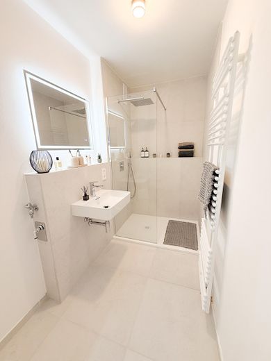 Erstbezug 2026 – hochwertig sanierte 3-Zimmer-Wohnung im EG | Neu-Ulm Offenhausen – Bad