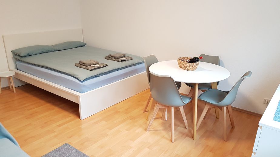 Zentrales, helles, ruhiges Altstadt-Studio (voll möbliert+Netflix)  Rosenau/Plärrer ♥ 1 min z. Ubahn –  Doppelbet mit Esstisch