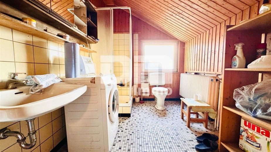 (R)eserviert!Laden-/Büro-/Lagerkomplex 
mit 300 m² Nutzfläche und Parkflächen – OG Bad / Dusche / WC