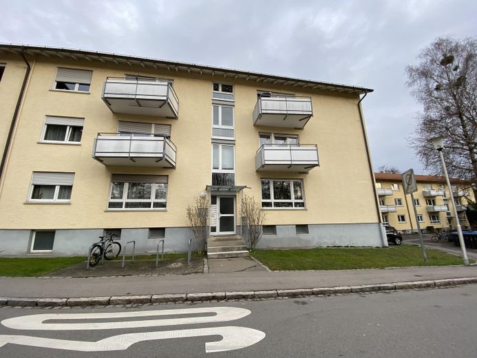 3-кімнатна квартира у власності з двома балконами – Hausansicht Straßenseite