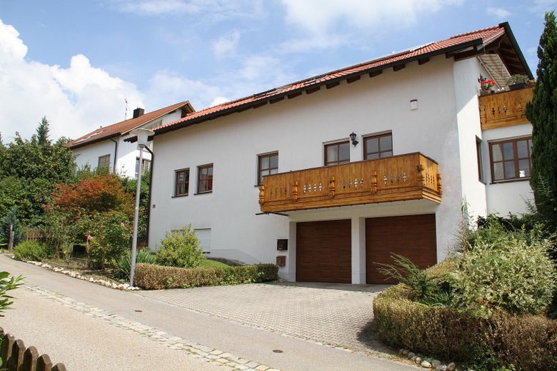 Traumwohnung m. Garten in bester Wohnlage Ende Sackgasse mit Blick in die Alpen mit PV Anlage – Aussenansicht