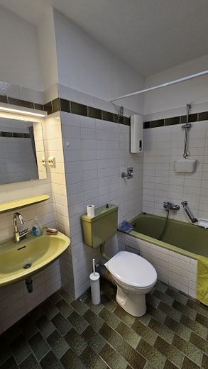 Zentrale 2 Zi.Wohnung · 62 m² · direkt am Bahnhof, ohne Zuglärm · Balkon – Badezimmer 4