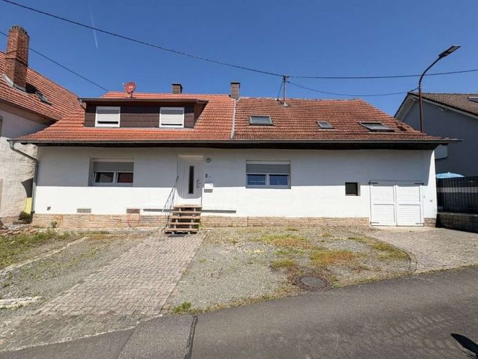 Il fascino storico incontra nuove possibilità – Casa unifamiliare con potenziale – Foto 1