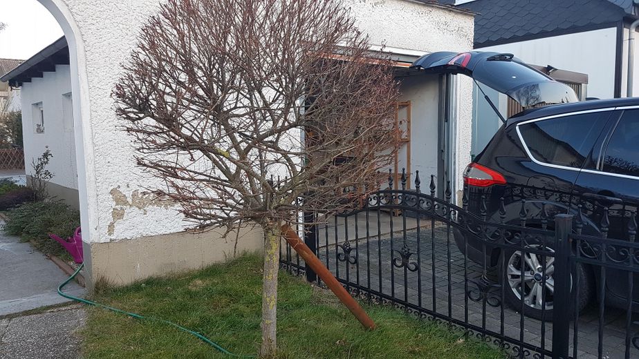 Garage + Stellplatz davor