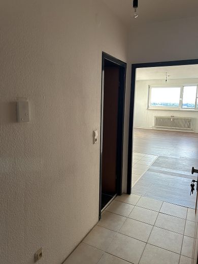 Provisionsfrei, modernisierte 2-Zimmer-Wohnung mit Skylineblick in Liederbach – Eingang Badezimmer