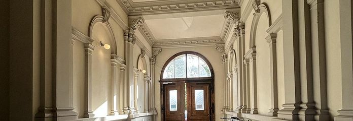 Durchgang Hauptgebäude