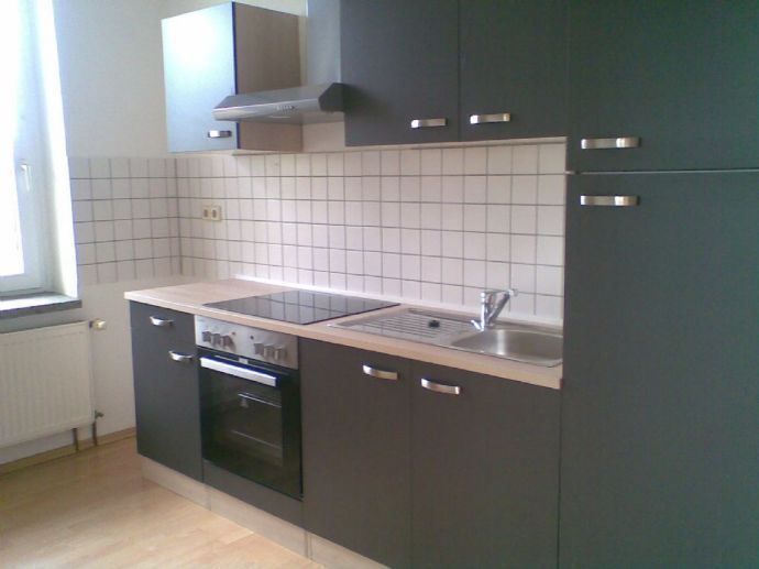 *** Großzügige WG 2-Zimmer mit Wannenbad, Einbauküche und Laminat im Zentrum *** – 2.OG mi