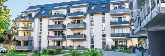 Moderno apartamento de 4 habitaciones en la última planta con balcón y plaza de aparcamiento para vehículo en Freital