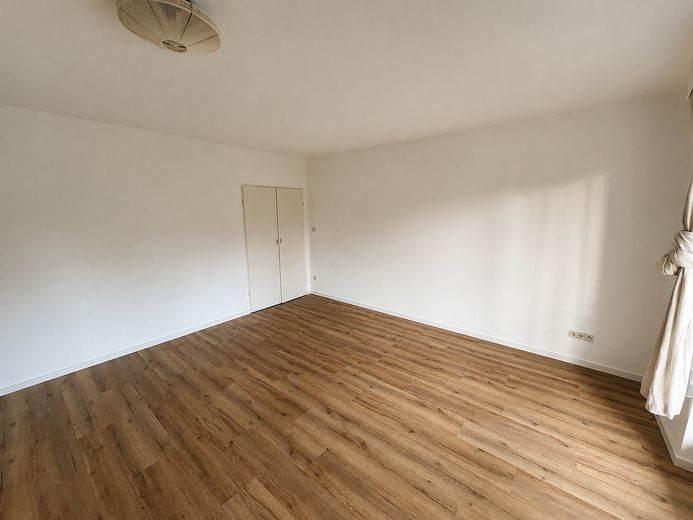 Frisch renoviertes Apartment mit neuer Einbauküche und Balkon – Wohn-/Schlafbereich