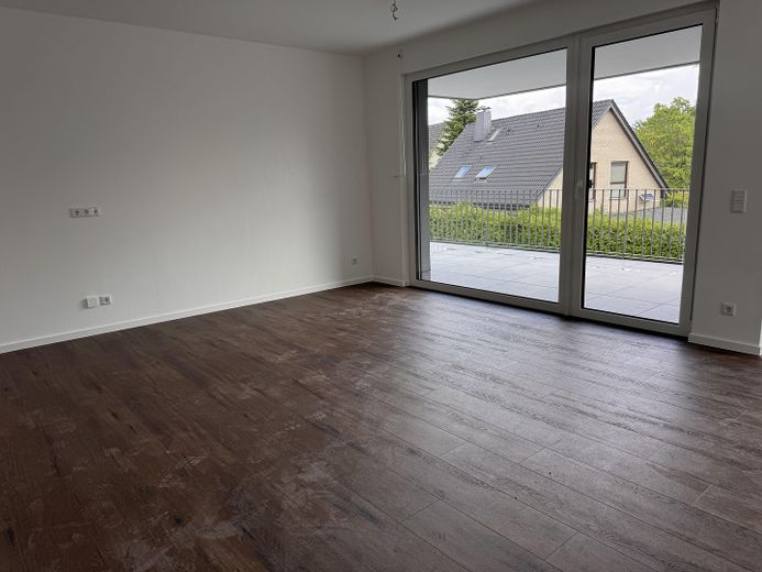 Großzügige helle Neubauwohnung im 1.OG eines Zweiparteienhaus in Verl – Wohnzimmer 