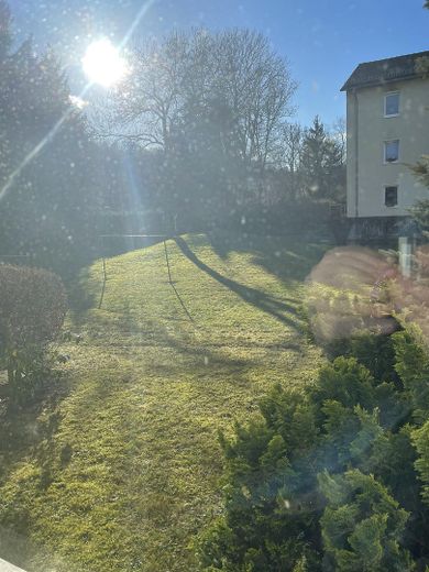 Coburg'da merkeze yakın konumda, ankastre mutfaklı, parkeli ve balkonlu güzel 3 odalı daire – Ausblick in den Garten