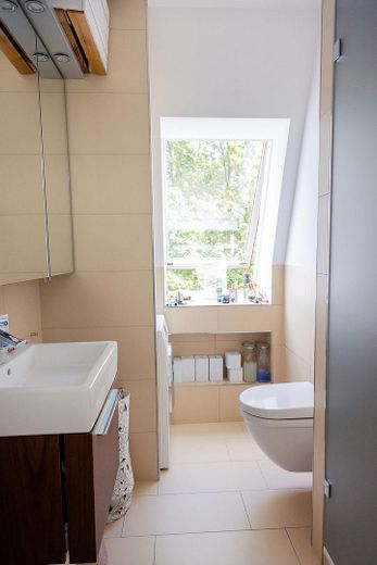 Wannsee'de geniş çatı terası, şömine ve Bulthaup mutfaklı, bol ışık alan çatı katı dairesi – Separates WC mit Fenster 