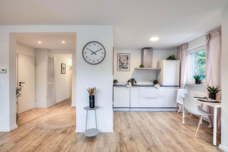 Bezugsfrei & modern: Helle 3-Zimmer-Wohnung mit Balkon – Foto 3