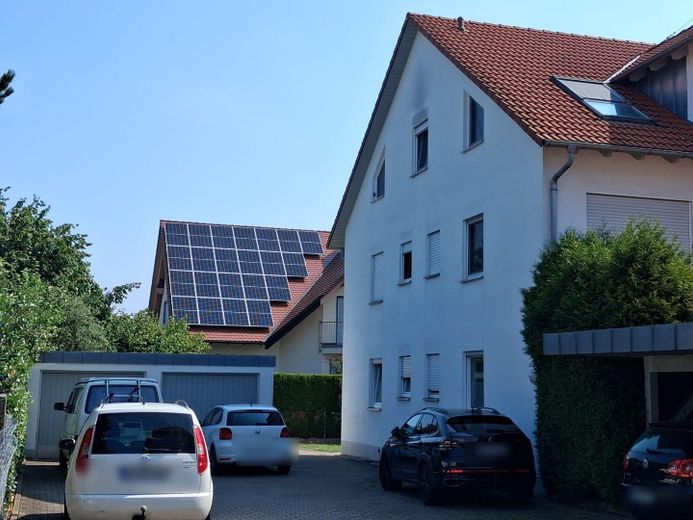 3-кімнатна терасна квартира з навісом для авто та часткою саду в Neu-Ulm/Burlafingen – Hausansicht Einfahrt
