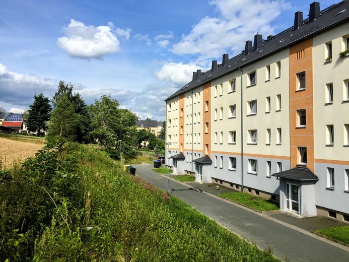Elterlein: Sonnige 3-Zimmer-Wohnung mit großem Balkon und Einbauküche in ruhiger Neubauanlage – Hausansicht