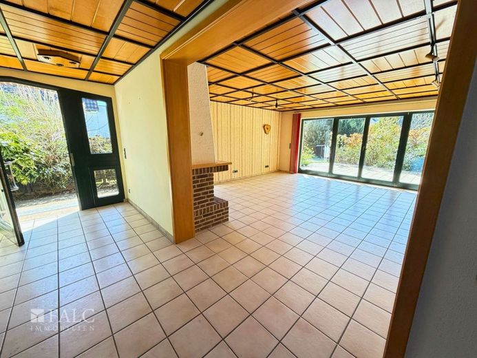 Großzügiges Einfamilienhaus auf privatem Grundstück (Teilverkauf des Grundstückes möglich) – Wohnzimmer