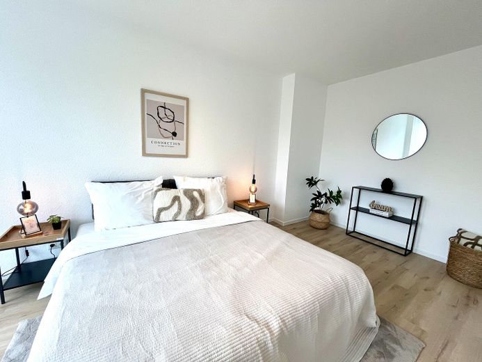 Helles, großes Schlafzimmer