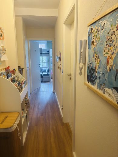 Doppelhaushälfte mit Dachterrasse, Keller, Sauna und Whirlpool, EBK, Photovoltaik, grüner Garten – Flur 1. Stock