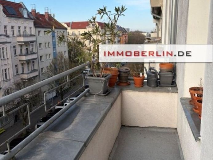 IMMOBERLIN.DE - Trend semtinde güneye bakan balkonlu ve asansörlü, şık sıva süslemeli eski bina dairesi – Fotoğraf 1