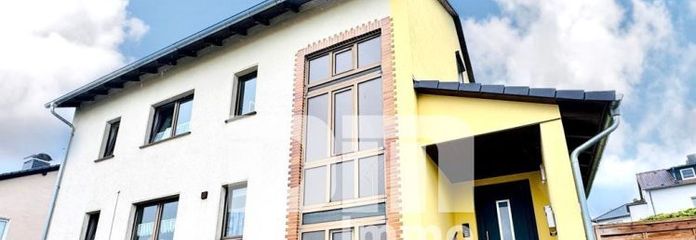 Ampia casa trifamiliare parzialmente ristrutturata con garage, impianto fotovoltaico e grande giardino