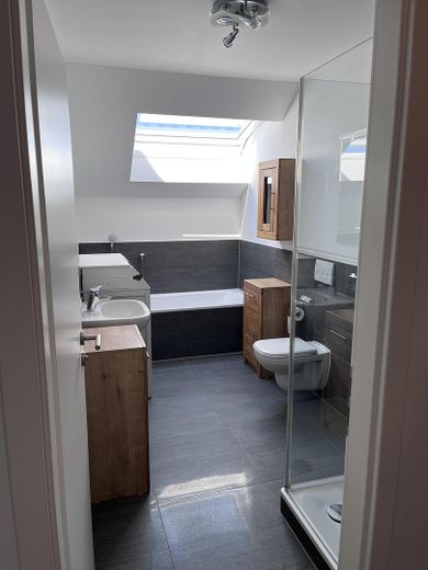 PROVISIONSFREI: Helle 4-Zimmer-Eigentumswohnung mit großer Terrasse in Herzogenaurach-Niederndorf – Ansicht Badezimmer2 - 4