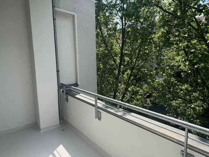 Appartamento di 4 locali appena ristrutturato con due balconi e un ampio soggiorno open space – Foto 8