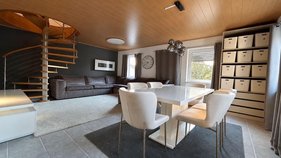 Gepflegte Maisonetten Wohnung – Wohnzimmer
