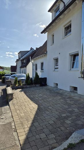 €12,000 saved on estate agent fees! Modernised semi-detached house with garden: close to the centre, quiet, low ancillary costs – Stellplatz