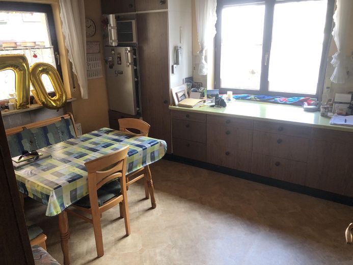 Einfamilienhaus mit Garten und eigenem Bachzugang !! – Küche mit Eckbank im EG