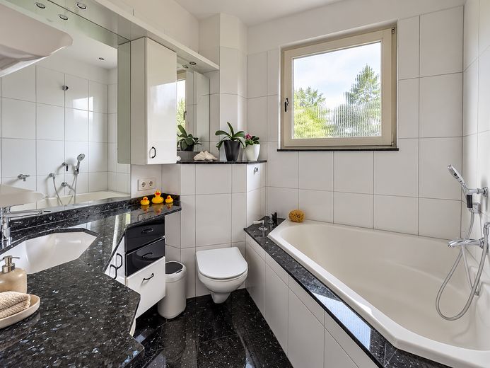 Wannsee: Helle 6-Zimmer-Maisonette mit großzügigem Garten – Bad