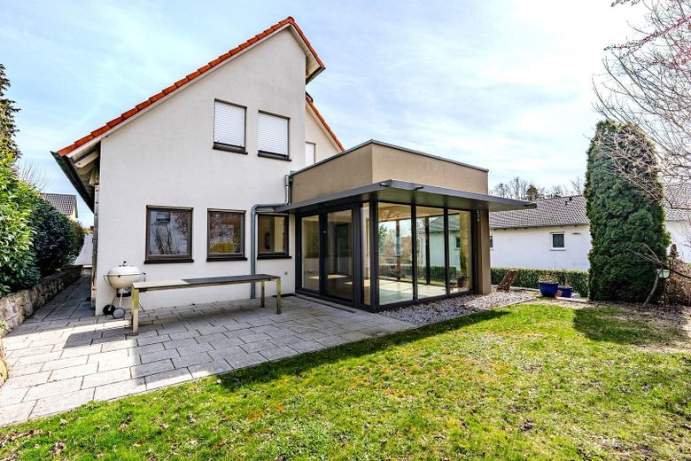 Attraktives Wohnen in Fürth-Vach: Gepflegtes Einfamilienhaus mit separater Einliegerwohnung – Außenansicht_Terasse