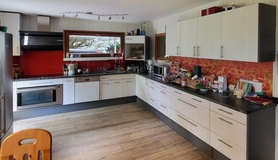 Detached single-family house in Sandhausen with plenty of space and 2 bedrooms on the ground floor – Wohnküche m Einbaugeräten
