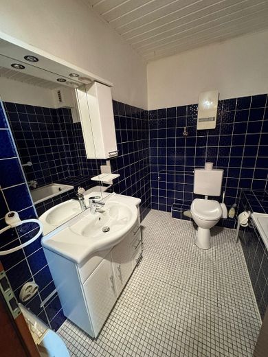 Badezimmer mit Wanne 