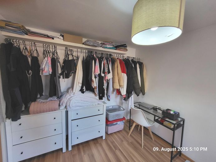 Möblierte 2-Zimmer Wohnung im Zentrum von Ansbach – Offener Schrank im Schlafzimme