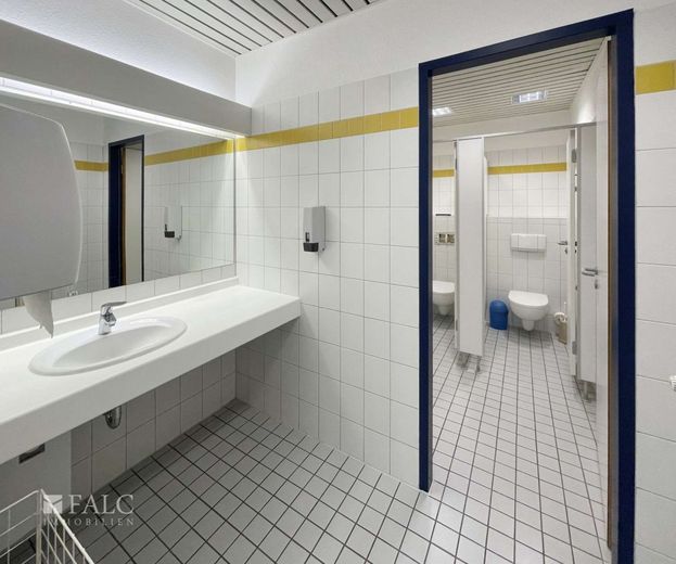 Büroflächen ab 240 m² zur Miete. Nur 9,50 EUR/m² Kaltmiete! – Sanitärbereich