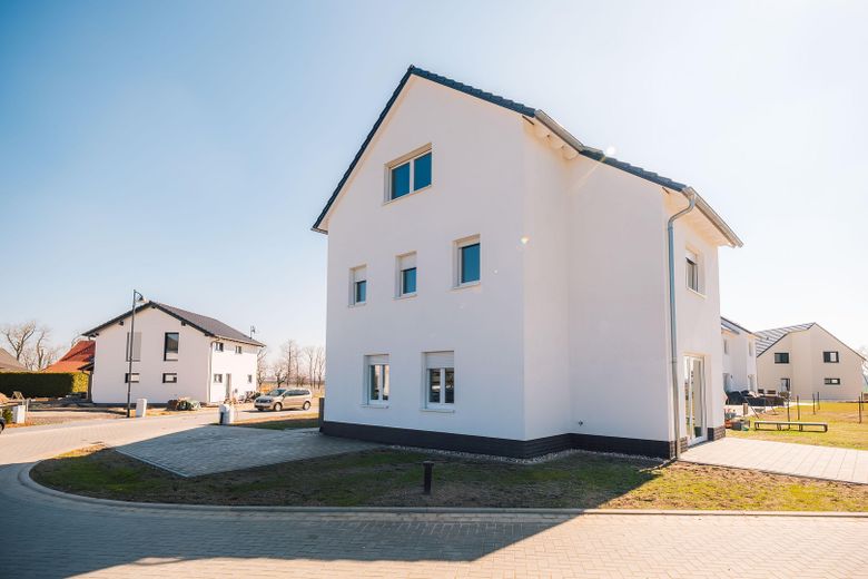 Sofort Bezugsfertig! Modernes Reihenendhaus mit Top-Ausstattung in Gallen – Außenansicht Straße